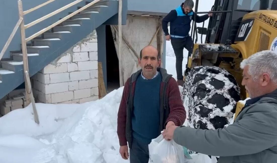Battalgazi Belediyesi ekipleri, yoğun kar yağışı nedeniyle kapanan kırsal mahalle
