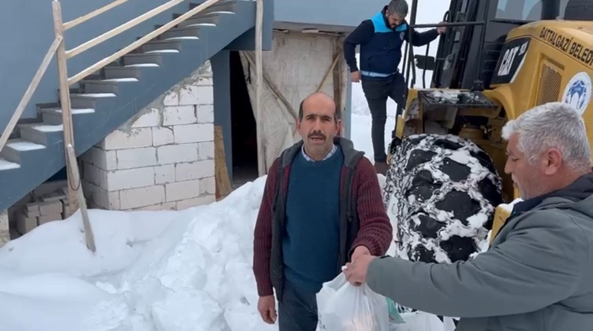 Battalgazi Belediyesi ekipleri, yoğun kar yağışı nedeniyle kapanan kırsal mahalle
