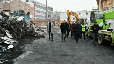 MAGİNDER Başkanı Karademir’den Konteyner Yangını Sonrası Geçmiş Olsun Ziyareti Hamidiye Mahallesi’nde yaklaşık 40 konteynerin küle döndüğü yangının ardından MAGİNDER