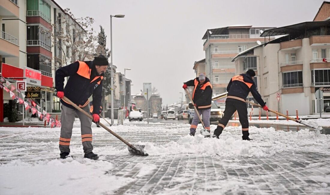 Yeşilyurt Belediyesi, etkili olan kar yağışıyla birlikte ulaşımda aksamaların yaşanmaması