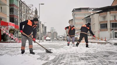 Yeşilyurt Belediyesi Karla Mücadelede Teyakkuzda: Ekipler 7/24 Sahada Yeşilyurt Belediyesi, etkili olan kar yağışıyla birlikte ulaşımda aksamaların yaşanmaması