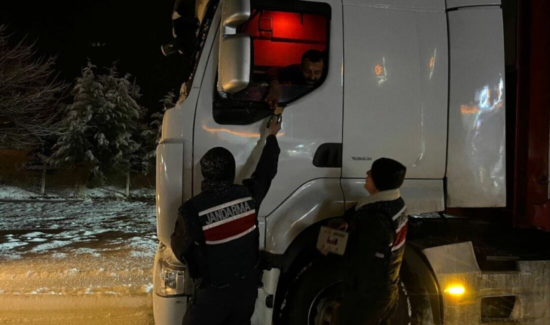 Adıyaman karayolunun Doğanşehir ilçe sınırlarında yoğun kar yağışı nedeniyle trafiğe