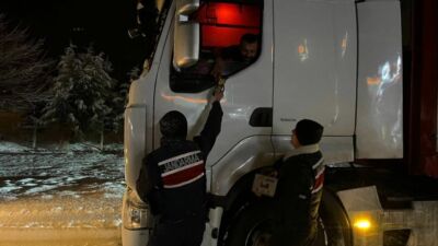 Adıyaman karayolunun Doğanşehir ilçe sınırlarında yoğun kar yağışı nedeniyle trafiğe