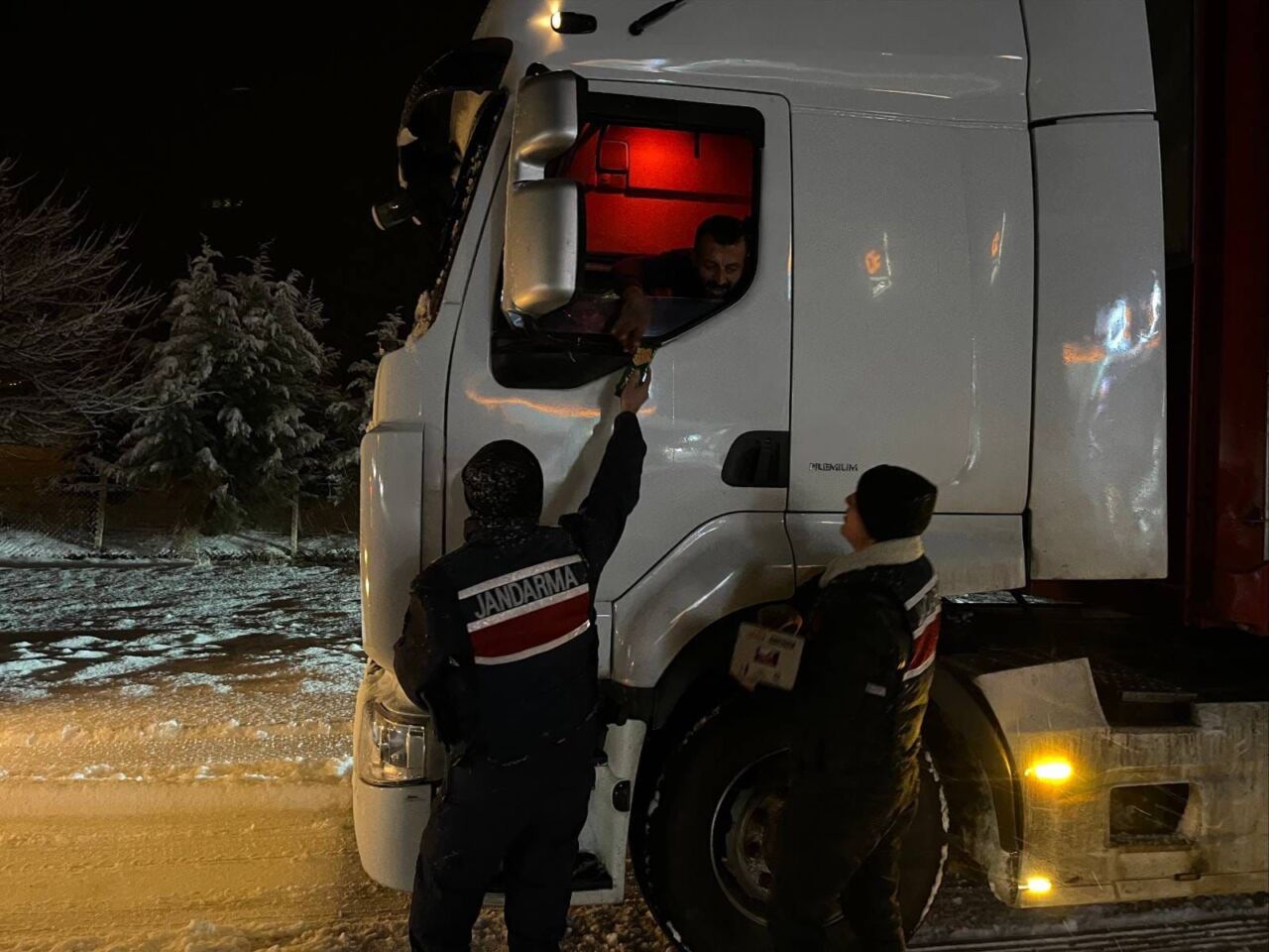 Adıyaman karayolunun Doğanşehir ilçe sınırlarında yoğun kar yağışı nedeniyle trafiğe