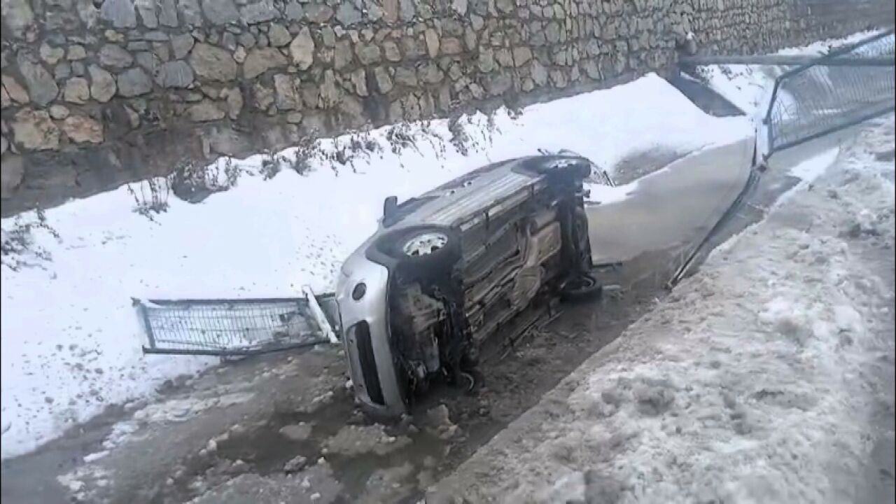 Malatya’nın Yeşilyurt ilçesinde kontrolden çıkan otomobilin sulama kanalına düşmesi paniğe