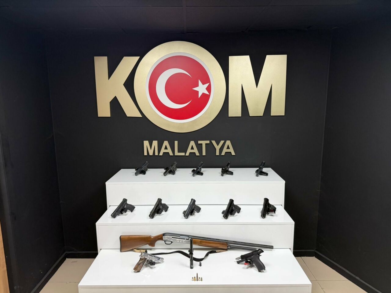 Malatya’da polis ekiplerinin düzenlediği operasyonda 12 ruhsatsız tabanca ve 1