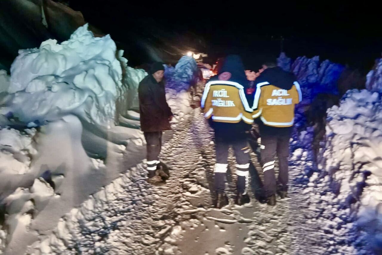 Malatya’nın Pütürge ilçesinde yol açma çalışmaları sırasında iki çığın arasında