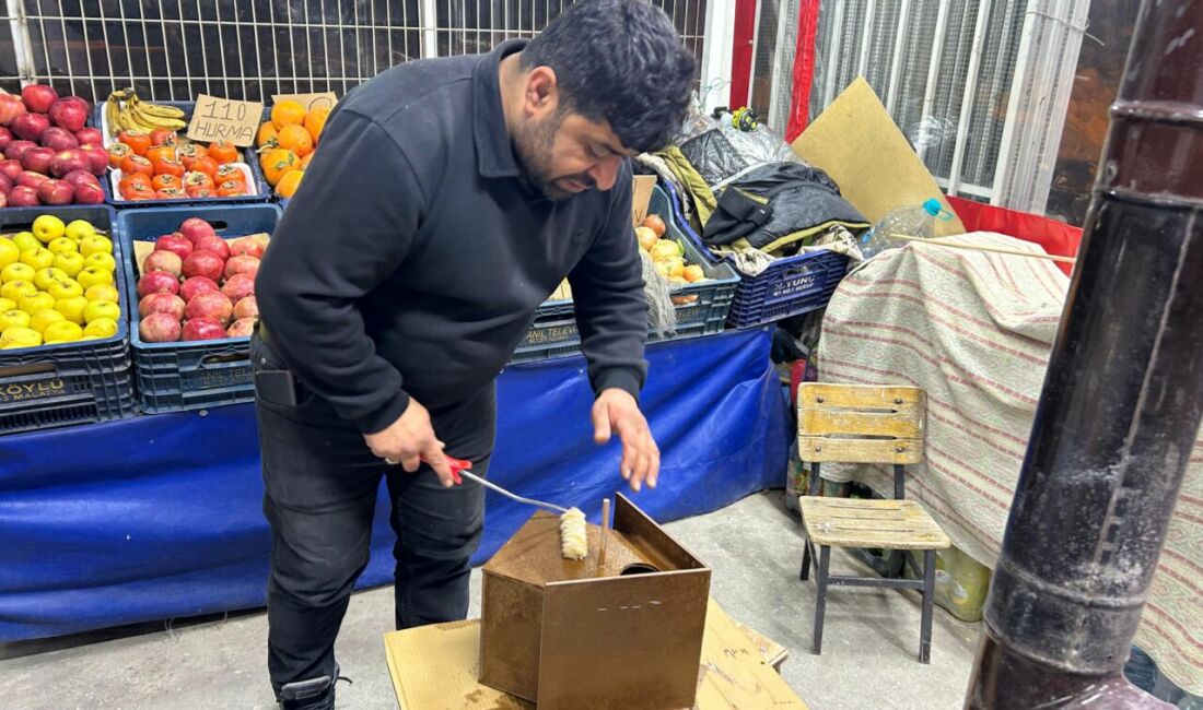 Malatya’nın Battalgazi ilçesinde bir esnaf, soğuk hava nedeniyle bir kuşun