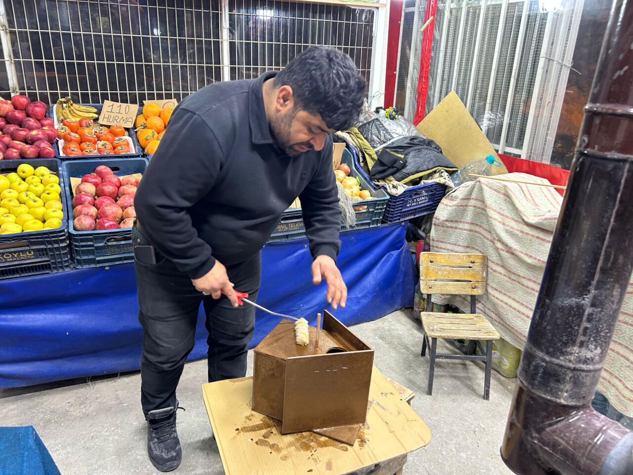 Malatya’nın Battalgazi ilçesinde bir esnaf, soğuk hava nedeniyle bir kuşun