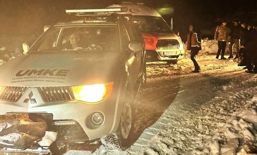 Malatya’nın Pütürge ilçesinde etkili olan yoğun kar yağışı ve tipi