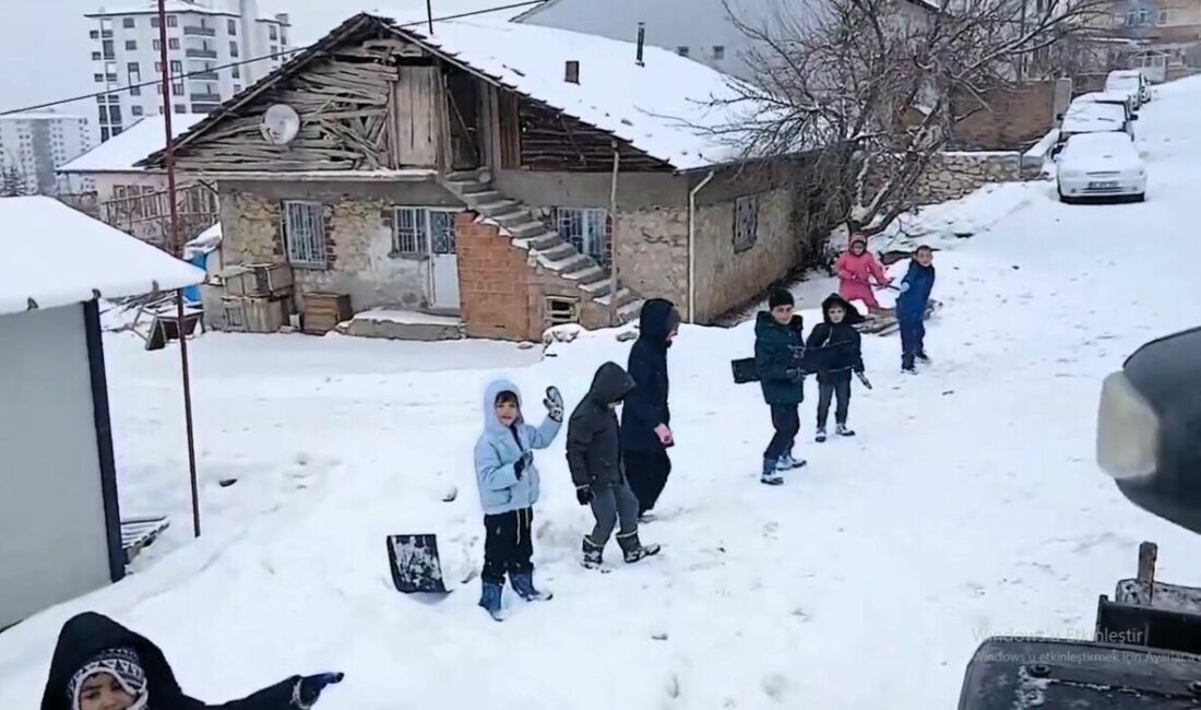  Malatya’nın Yeşilyurt ilçesinde kar yağışı sonrası kızak keyfi yapan
