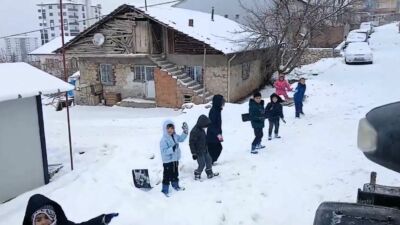 Yeşilyurt’ta Çocuklardan Kızak Nöbeti: Kepçeye Geçit Vermediler Malatya’nın Yeşilyurt ilçesinde kar yağışı sonrası kızak keyfi yapan