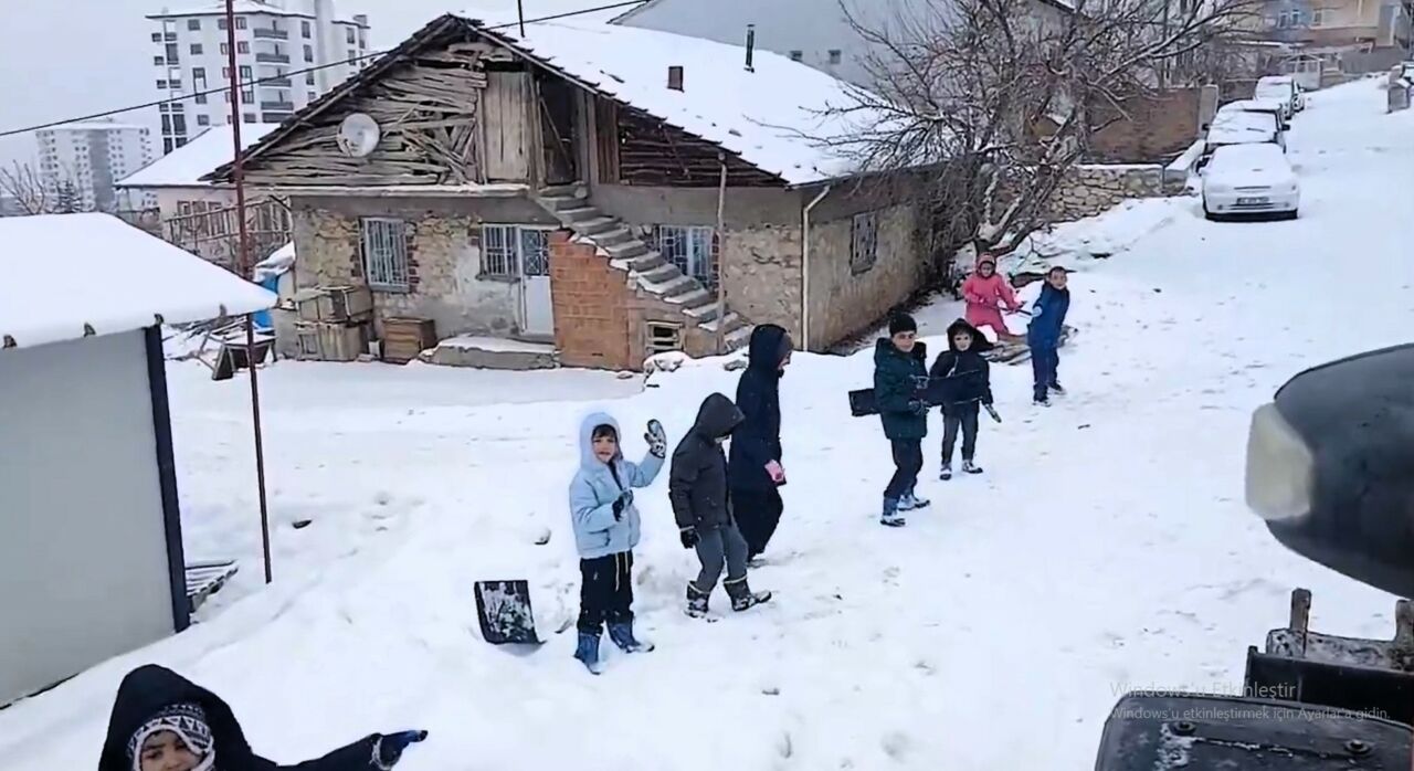  Malatya’nın Yeşilyurt ilçesinde kar yağışı sonrası kızak keyfi yapan