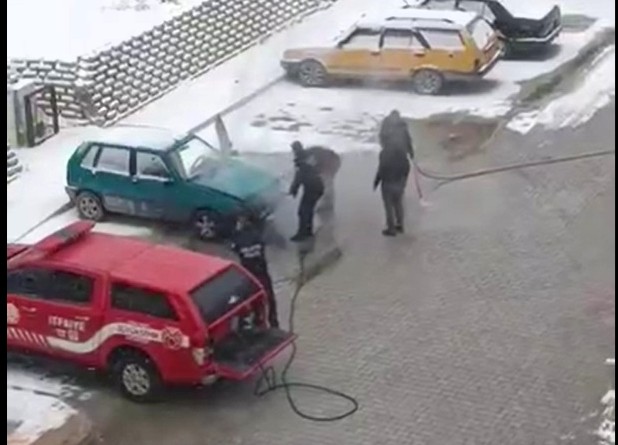 Malatya’nın Battalgazi ilçesinde park halindeki bir otomobilin motor kısmında çıkan