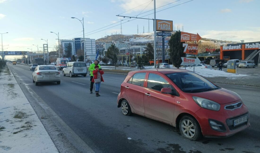 Malatya-Elazığ Karayolu Malatya City Kavşağı yakınlarında aynı yönde seyreden otomobil