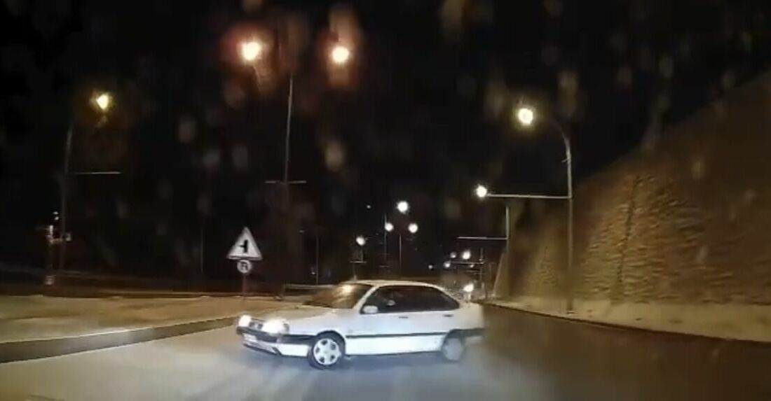 Malatya’da seyir halindeyken makas atan bir otomobil, buzlanma nedeniyle kontrolden