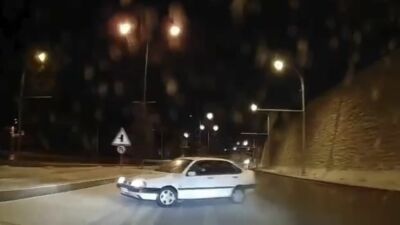 Malatya’da seyir halindeyken makas atan bir otomobil, buzlanma nedeniyle kontrolden