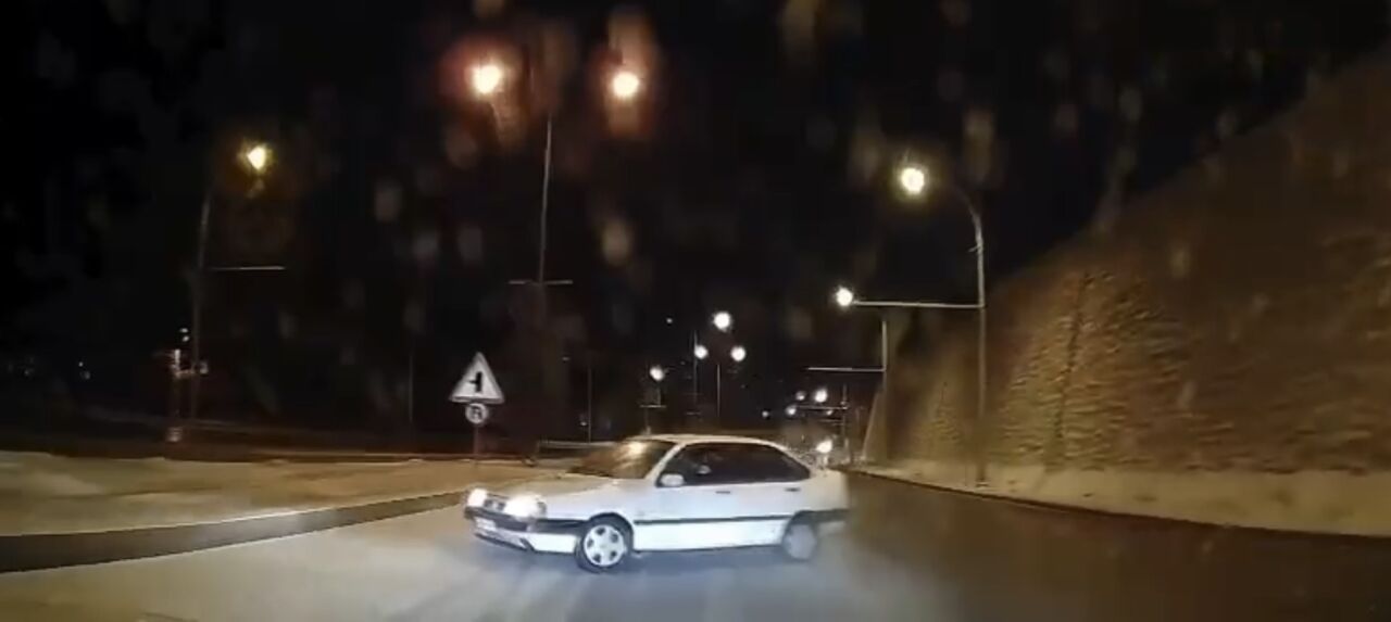 Malatya’da seyir halindeyken makas atan bir otomobil, buzlanma nedeniyle kontrolden