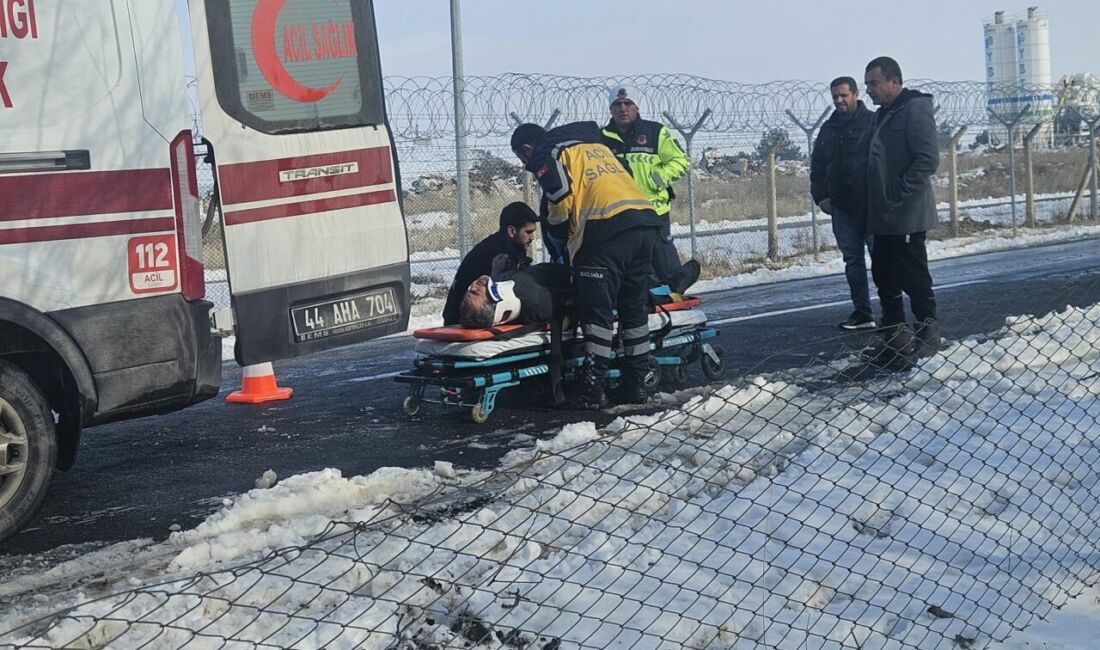 Malatya’da havaalanı yolu üzerinde kontrolden çıkan minibüsün tarım arazisine savrulması