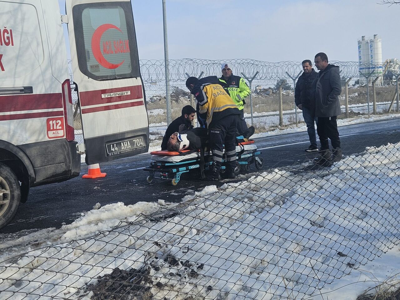 Malatya’da havaalanı yolu üzerinde kontrolden çıkan minibüsün tarım arazisine savrulması