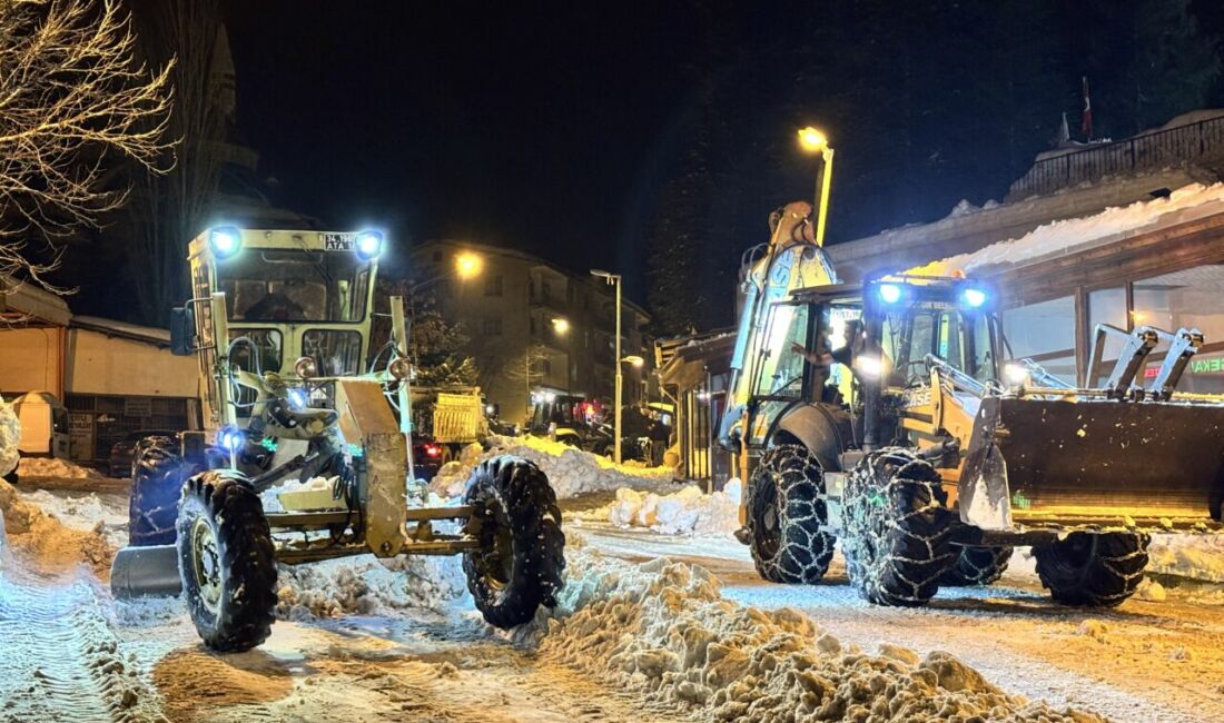 Malatya’nın Arapgir ilçesinde etkili olan kar yağışı sonrası belediye ekipleri,