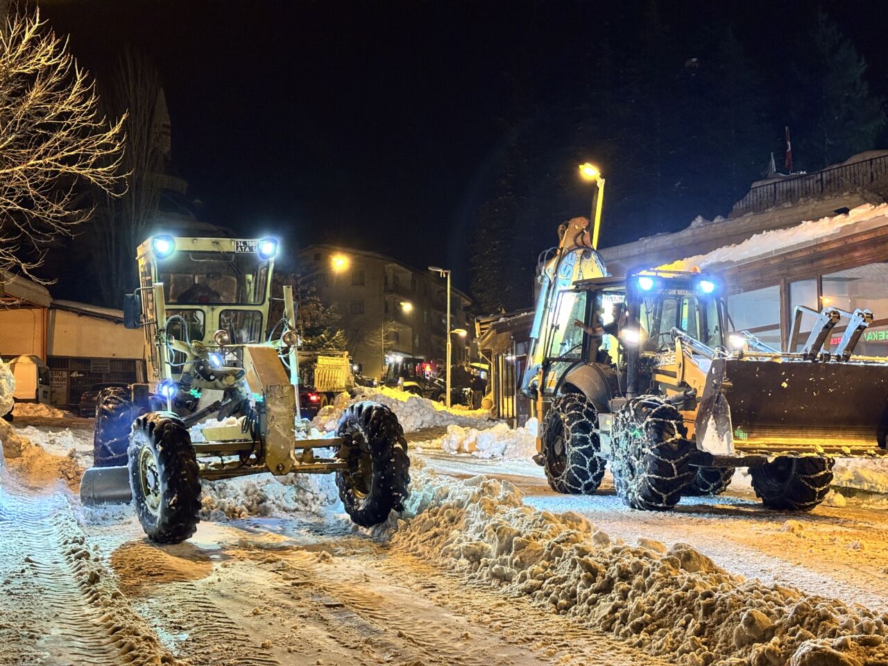 Malatya’nın Arapgir ilçesinde etkili olan kar yağışı sonrası belediye ekipleri,