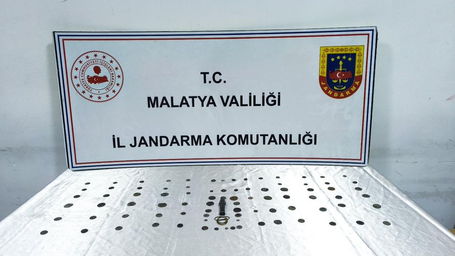 Malatya’nın Battalgazi ilçesinde jandarma ekiplerince düzenlenen operasyonda 86 adet sikke