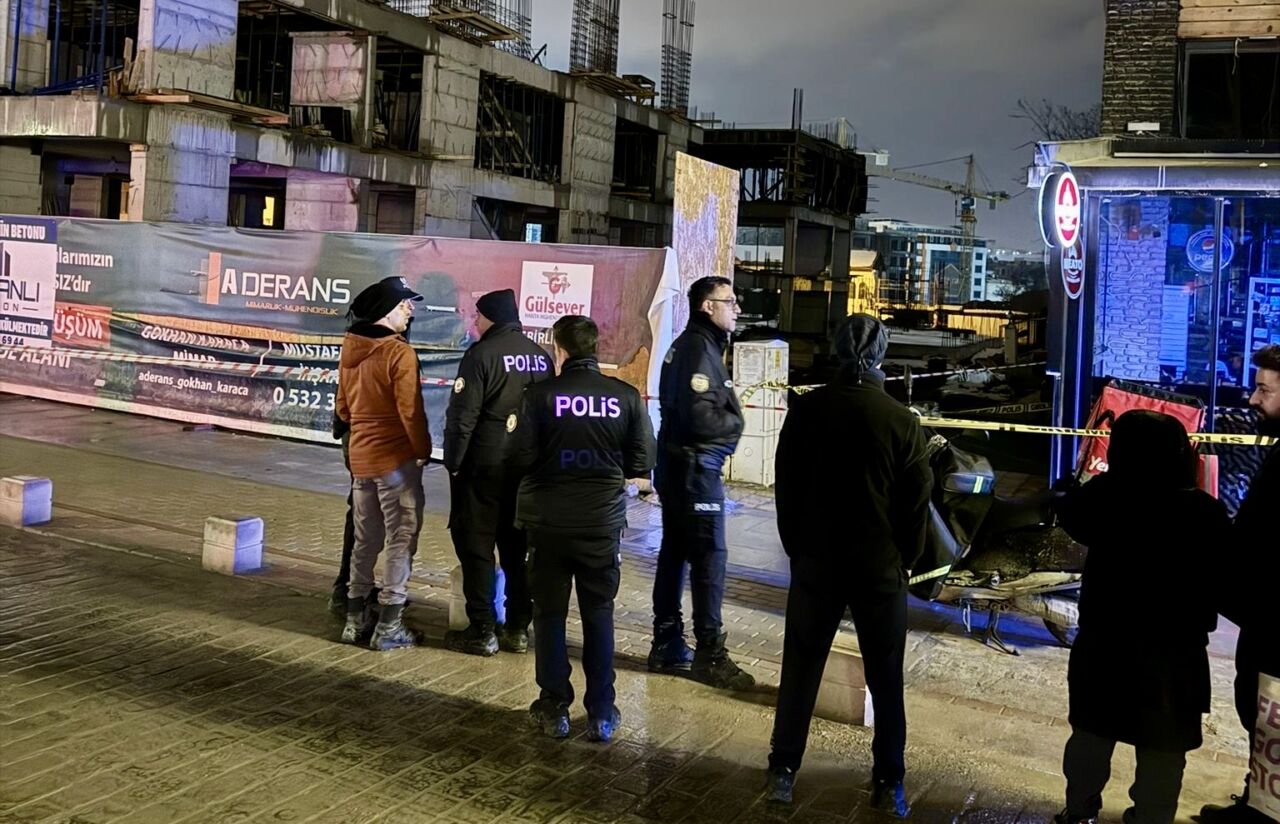 Malatya’nın Battalgazi ilçesinde gece saatlerinde süren inşaat çalışmaları sırasında istinat