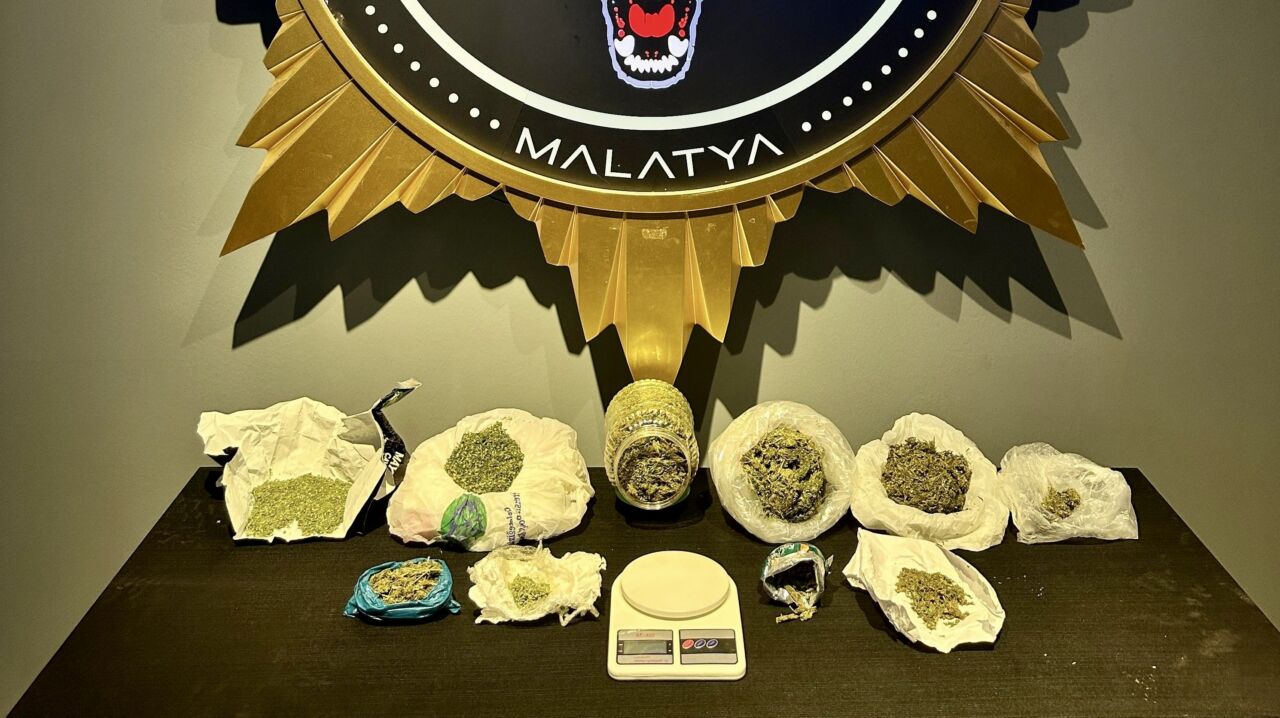Malatya’da narkotik ekiplerinin sokak satıcılarına yönelik düzenlediği operasyonda 800 gram