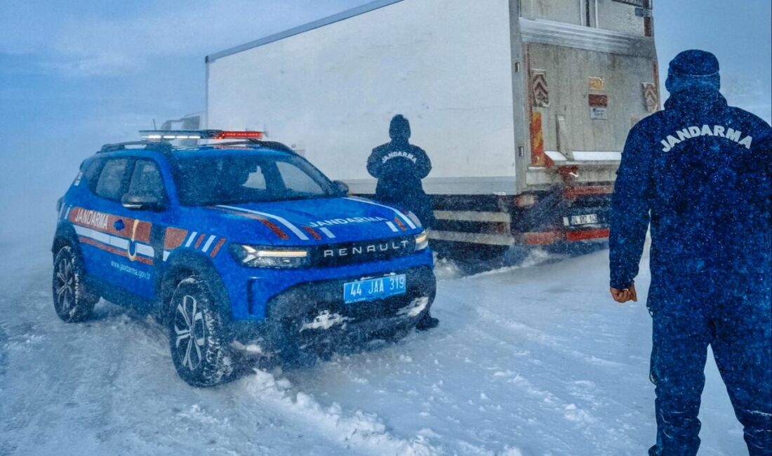 Yoğun kar yağışı ve olumsuz hava koşulları nedeniyle Malatya–Kayseri karayolunda,