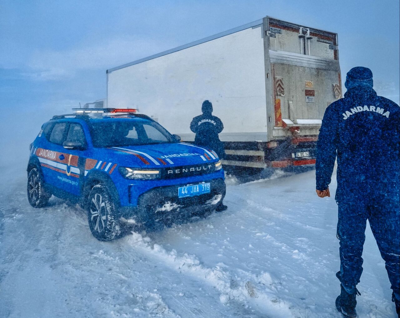 Yoğun kar yağışı ve olumsuz hava koşulları nedeniyle Malatya–Kayseri karayolunda,