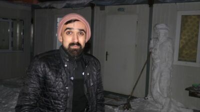 Malatya’da etkili olan kar yağışını fırsata çeviren tiyatro sanatçısı ve