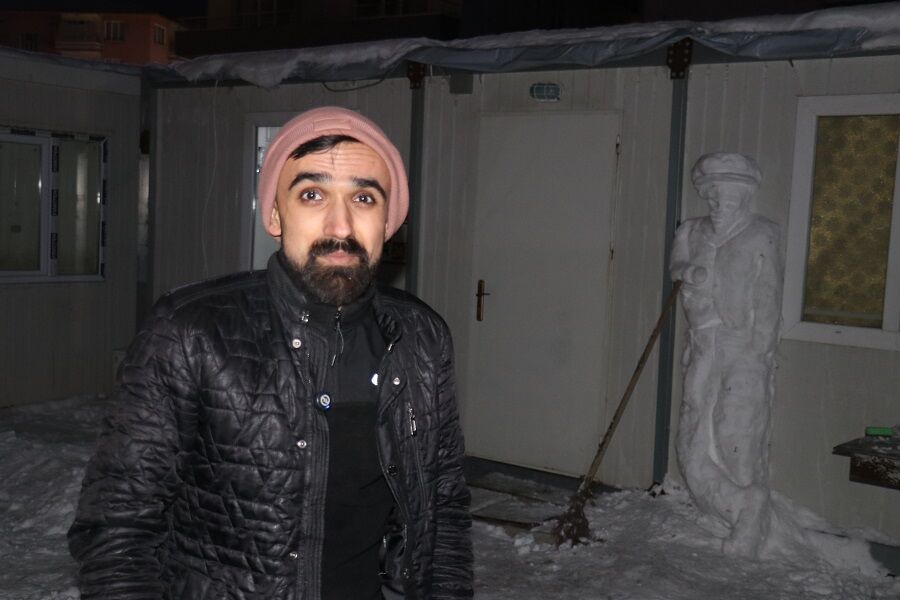 Malatya’da etkili olan kar yağışını fırsata çeviren tiyatro sanatçısı ve