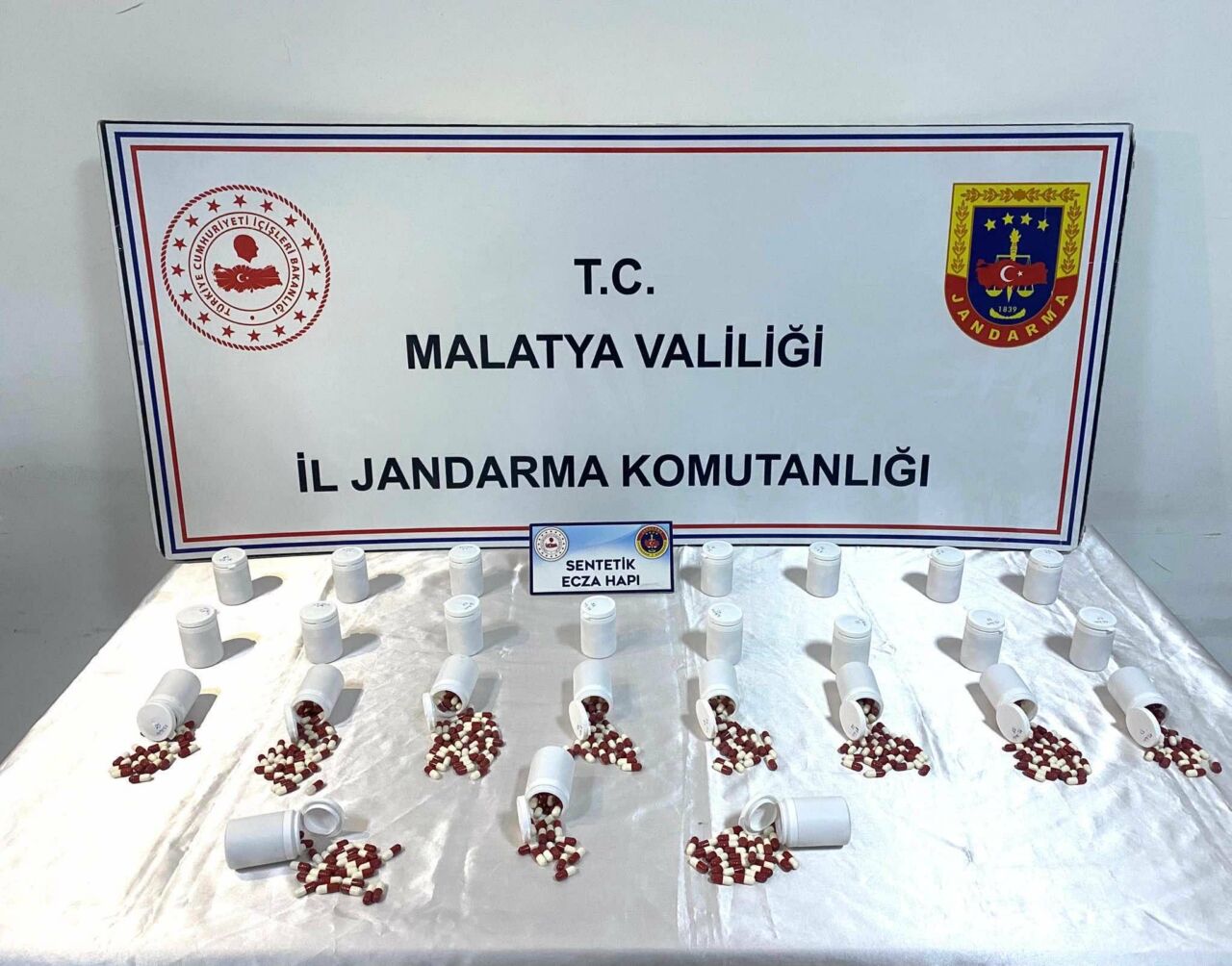 Malatya’nın Battalgazi ilçesinde jandarma ekiplerince düzenlenen iki ayrı operasyonda toplam