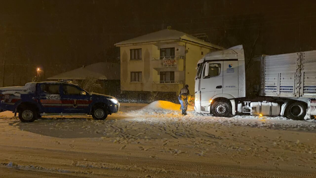 Malatya–Adıyaman karayolunun Doğanşehir ilçesine bağlı Sürgü ve Erkenek mevkilerinde etkili