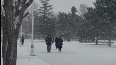 Malatya’da Kar Alarmı: Motosiklet ve Kuryelere 1 Günlük Trafik Yasağı Malatya’da etkili olan yoğun kar yağışı ve tipi nedeniyle il