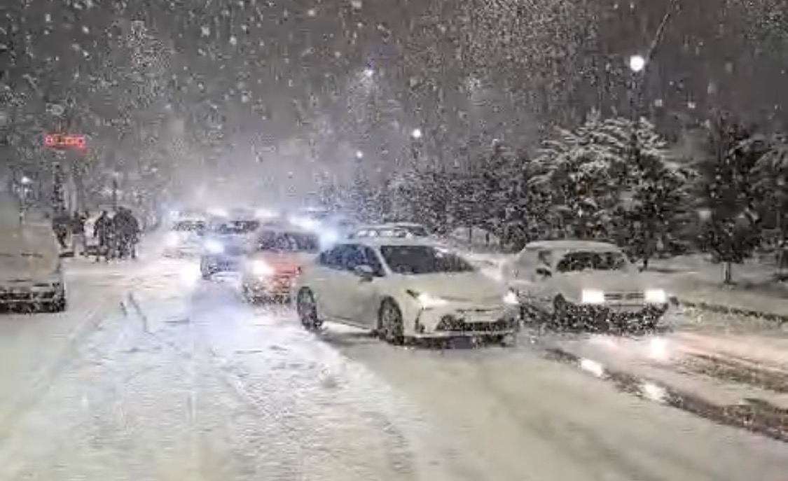 Malatya’da etkisini artıran kar yağışı ve buzlanma nedeniyle ulaşımda aksamalar