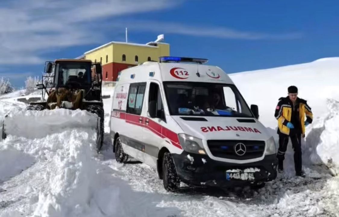 Malatya’nın Pütürge ilçesinde olumsuz hava ve yol koşullarına rağmen 112