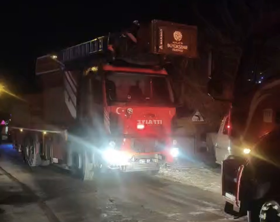 Malatya’nın Battalgazi ilçesinde tek katlı müstakil bir evde çıkan yangın
