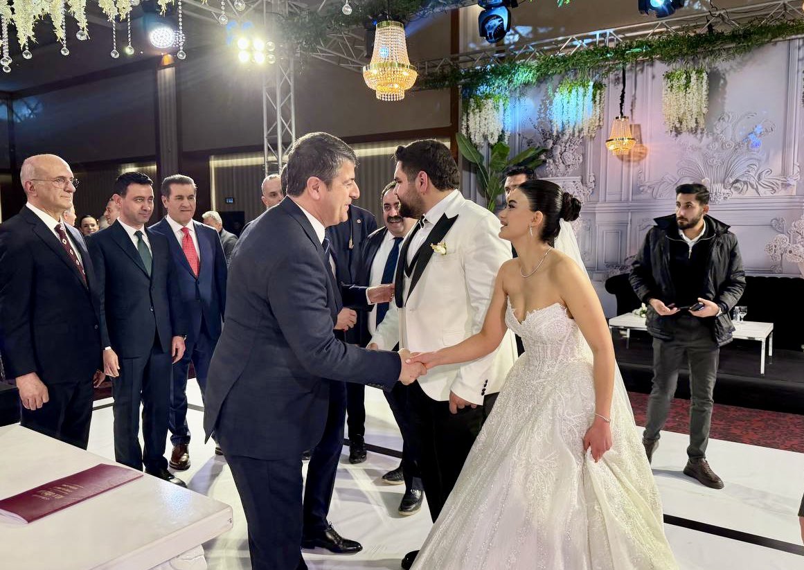 CHP Genel Başkanı Özgür Özel, Malatya’da düzenlenen düğün töreninde genç