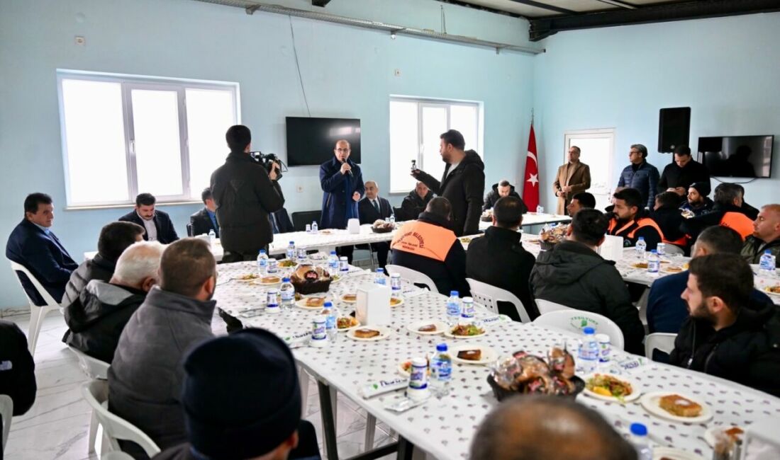 Yeşilyurt Belediye Başkanı Prof. Dr. İlhan Geçit, karla mücadele çalışmalarını