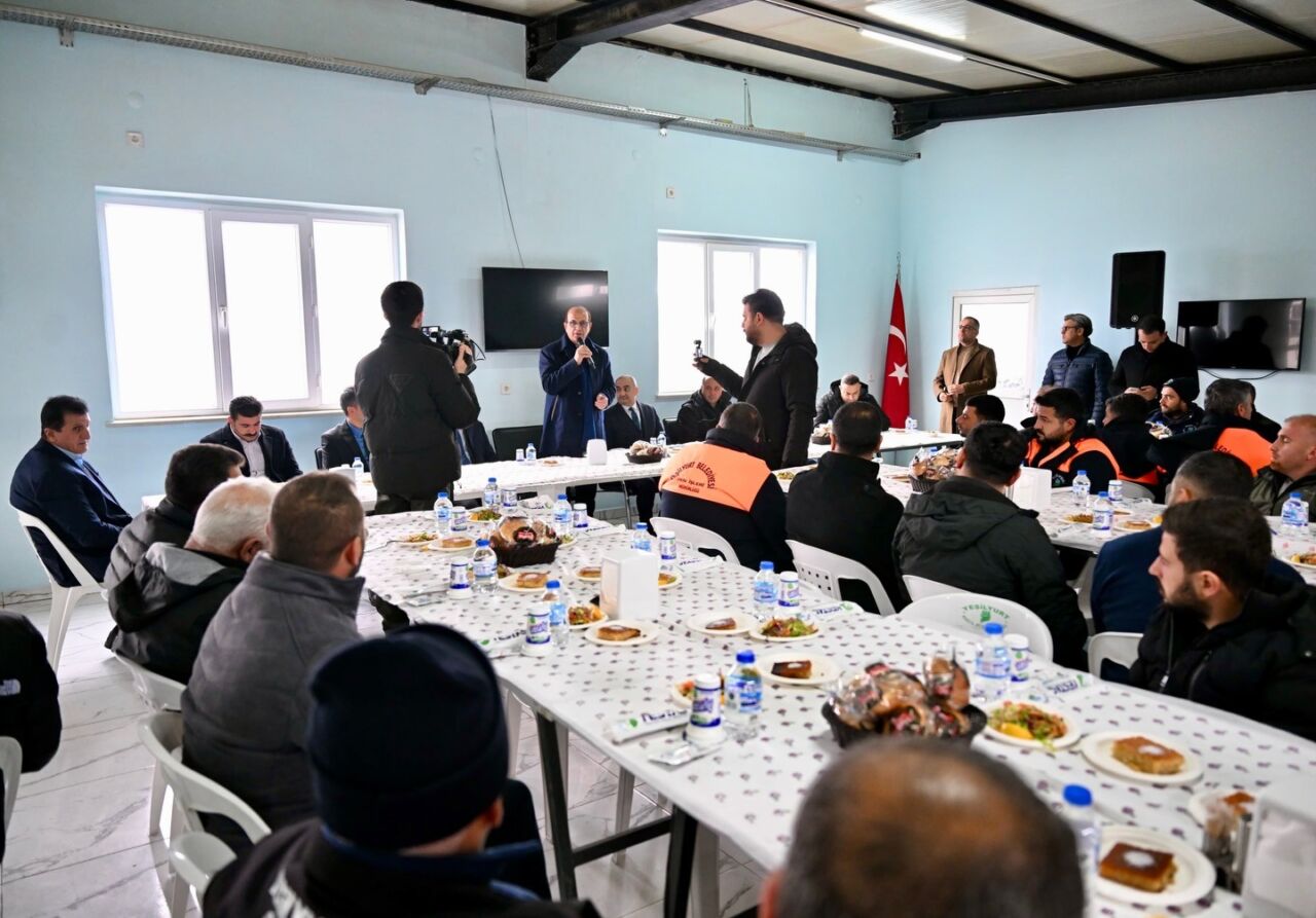 Yeşilyurt Belediye Başkanı Prof. Dr. İlhan Geçit, karla mücadele çalışmalarını