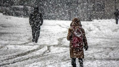 Yeşilyurt’ta Taşımalı Eğitime Kar Engeli: 9 Mahallede Okullar 1 Gün Tatil Yeşilyurt Kaymakamlığı, yoğun kar yağışı ve buzlanma riski nedeniyle 13