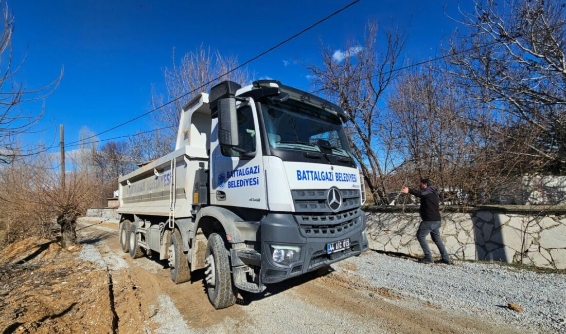 Battalgazi Belediyesi, kış şartlarında hasar gören yolları onarmak için Hatunsuyu