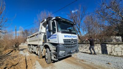 Battalgazi Belediyesi, kış şartlarında hasar gören yolları onarmak için Hatunsuyu