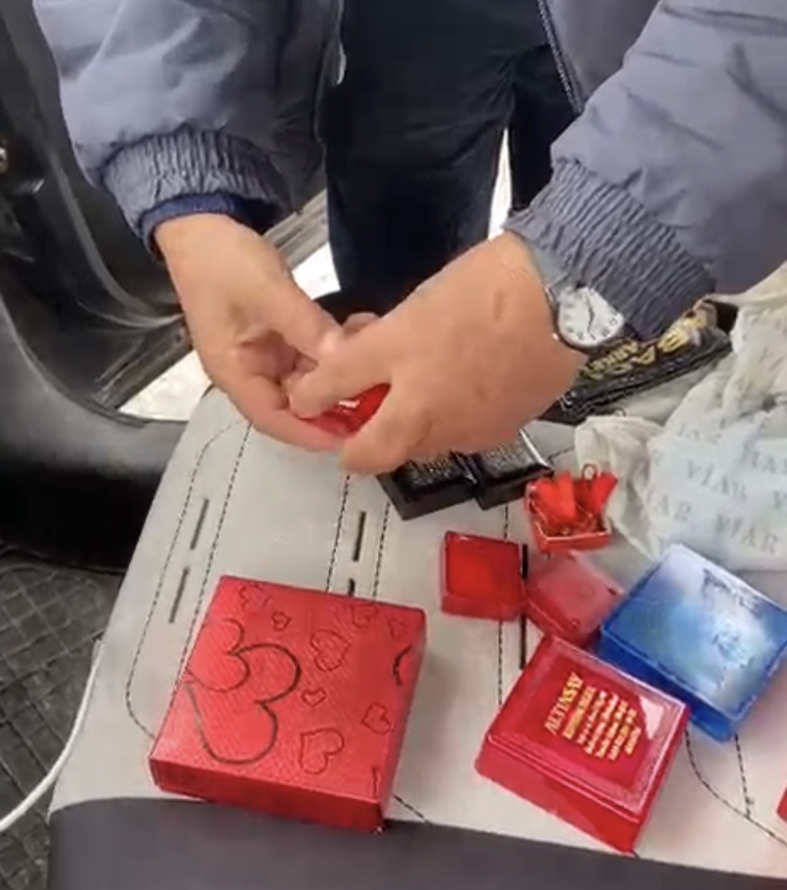 Malatya’da kendilerini polis olarak tanıtan dolandırıcıların yaklaşık 1 milyon lira