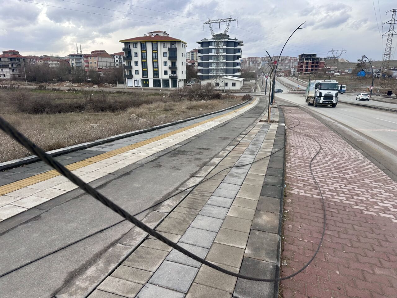 Malatya’nın Battalgazi ilçesinde yerleşim alanlarından geçen 35 bin voltluk yüksek