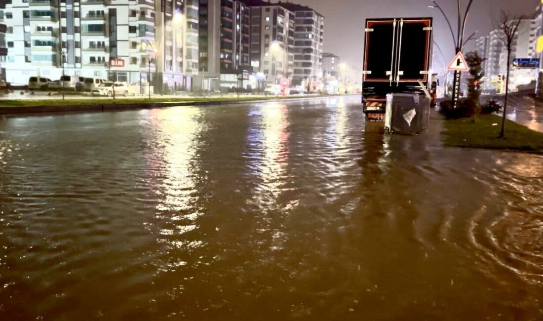 Malatya genelinde etkili olan sağanak yağış, cadde ve sokaklarda su