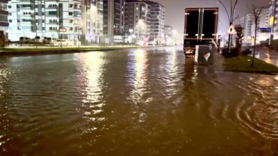 Malatya genelinde etkili olan sağanak yağış, cadde ve sokaklarda su
