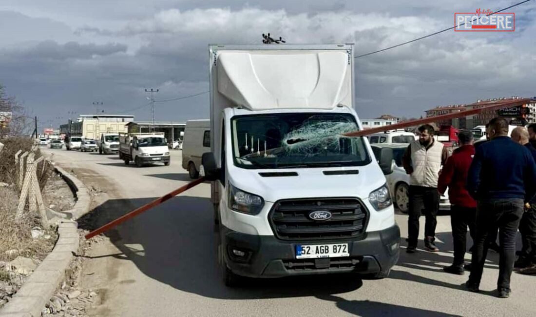 Malatya’da etkili olan kuvvetli rüzgar nedeniyle bir araçtan kopan demir